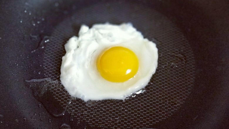 韩式石锅拌饭,煎荷包蛋，油温8成时加入<a style='color:red;display:inline-block;' href='/shicai/ 9'>鸡蛋</a>，可以用铲子稍做整形，煎至蛋白凝固即可。