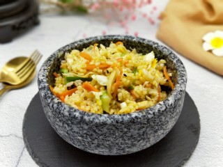 韩式石锅拌饭,吃的时候搅拌均匀，即可食用。