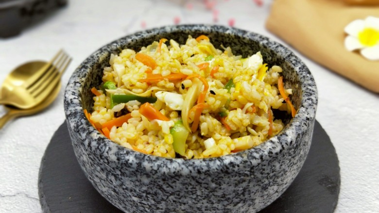 韩式石锅拌饭,吃的时候搅拌均匀，即可食用。