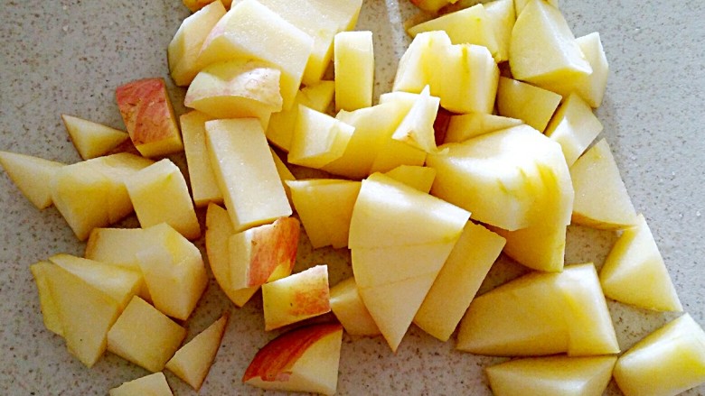 百香果苹果汁（排毒养颜）,切成小丁