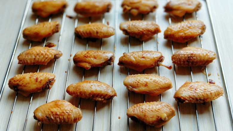 孜然烤鸡翅#烤箱版#,1小时腌制好的鸡翅颜色很漂亮了，摆放再烤网上。(烤网上可以刷上少许油)