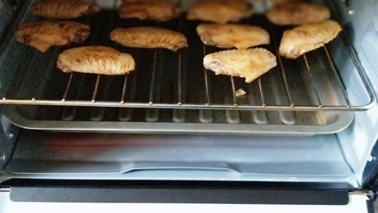孜然烤鸡翅#烤箱版#,入烤箱中层，200度烤10分钟，(烤网下面需要放烤盘，烤盘里面需要放上水，这样比较容易清洗)
