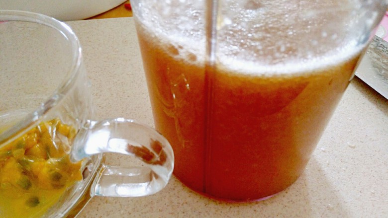 百香果苹果汁（排毒养颜）,榨好的苹果汁也是需要过滤的