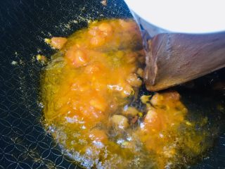 #懒人料理#茄汁酸甜金针菇,番茄汁熬出来后，加入适量清水，开大火煮开。