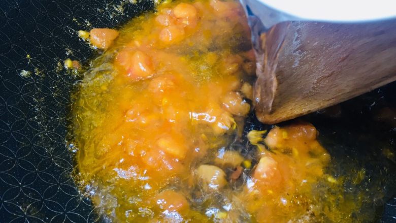 #懒人料理#茄汁酸甜金针菇,番茄汁熬出来后，加入适量清水，开大火煮开。