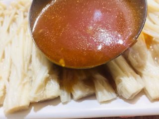 #懒人料理#茄汁酸甜金针菇,汤汁浓稠的就可以淋在摆好盘的金针菇。