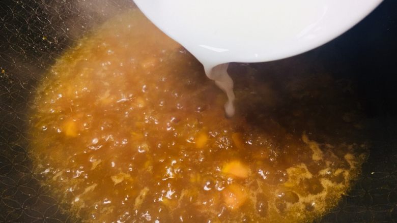 #懒人料理#茄汁酸甜金针菇,开大火收汁的同时把勾芡好的水淀粉倒入汤汁中，快速搅拌浓稠！