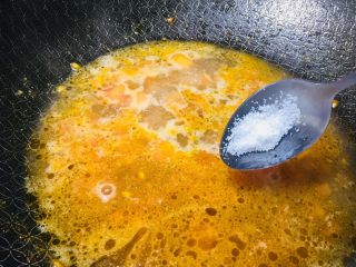 #懒人料理#茄汁酸甜金针菇,汤汁煮开的时候，加入适量盐调味。