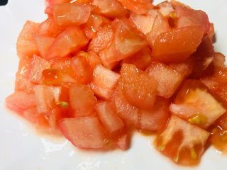 #懒人料理#茄汁酸甜金针菇,西红柿煮开皮后，改刀切成小块，方便炒熟。