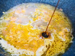 #懒人料理#茄汁酸甜金针菇,调入生抽或者酱油，觉得用生抽味道挺不错，酱油颜色有点深。