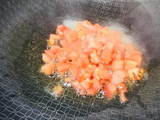 #懒人料理#茄汁酸甜金针菇,锅内热油，下西红柿小块，火候改为中火，把番茄汁熬出来。