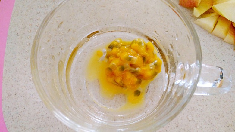 百香果苹果汁（排毒养颜）,用勺子把一半的百香果肉汁放杯子里