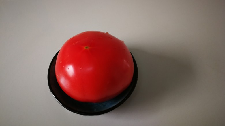 #懒人料理#西红柿炒鸡蛋,首先<a style='color:red;display:inline-block;' href='/shicai/ 3551'>西红柿</a>洗干净。