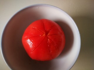 #懒人料理#西红柿炒鸡蛋,一干二净吧，其实想在省事，皮不去也行，炒的时候，皮会自动出来。
