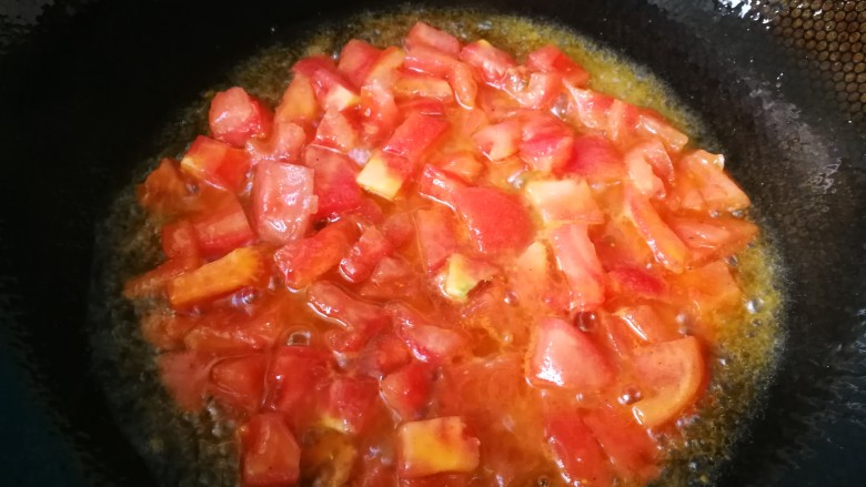 #懒人料理#西红柿炒鸡蛋,锅里倒入适量油，烧热，下入西红柿丁，翻炒两三分钟，加点盐。