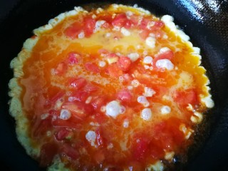 #懒人料理#西红柿炒鸡蛋,西红柿汤汁出来时，倒入鸡蛋液，先别动，等快凝固时，在翻面。