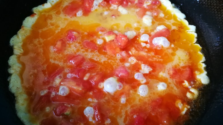 #懒人料理#西红柿炒鸡蛋,西红柿汤汁出来时，倒入鸡蛋液，先别动，等快凝固时，在翻面。
