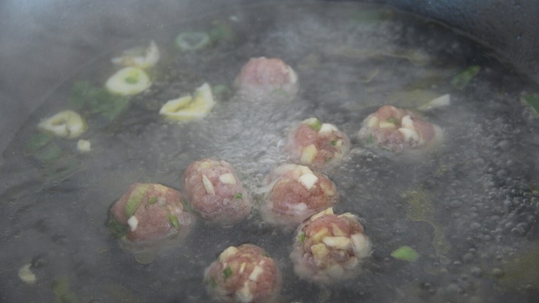 菠菜猪肉丸汤,大火烧开水，然后放入丸子