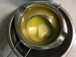 椰蓉蛋白球,黄油隔水融化。