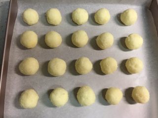 椰蓉蛋白球,然后捏成小球放入铺了烘焙纸的烤盘里。每个约23克。