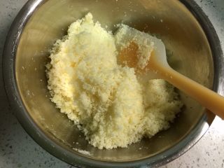椰蓉蛋白球,把黄油加入椰蓉拌匀。