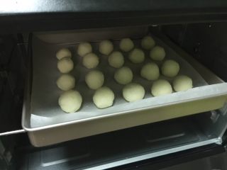 椰蓉蛋白球,烤箱预热好后，170度烤20分钟。