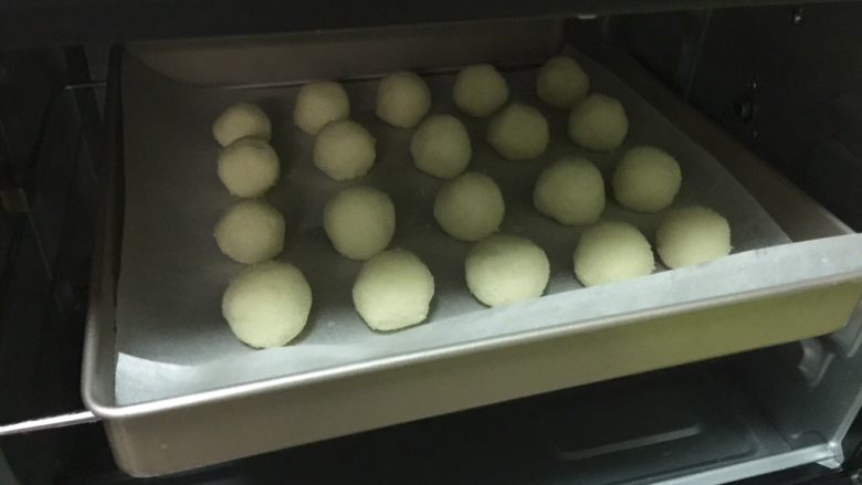 椰蓉蛋白球,烤箱预热好后，170度烤20分钟。