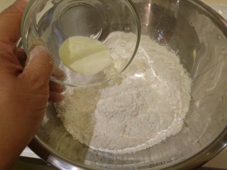 最爱面包+米製小面包,加入奶粉，混合到沒有結塊的粉粒。