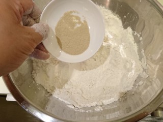 最爱面包+米製小面包,加入酵母粉，繼續混合。