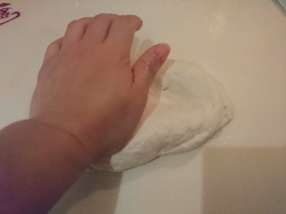 最爱面包+米製小面包,再繼續先前的動作，摔打>揉開>摺疊>滾圓…直到面團完整吸收胡麻油。
