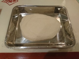 最爱面包+米製小面包,放入淺盤，壓平面團，封上保鮮膜做第一次發酵，26度左右40分鐘，確認膨脹1.5倍。