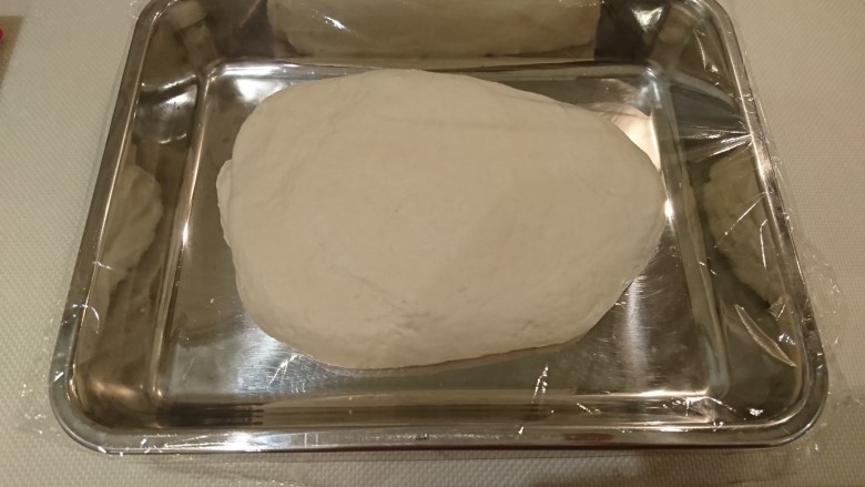 最爱面包+米製小面包,放入淺盤，壓平面團，封上保鮮膜做第一次發酵，26度左右40分鐘，確認膨脹1.5倍。