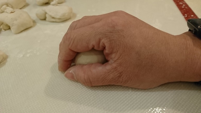 最爱面包+米製小面包,用手掌包住面團轉動，滾成球狀，可以雙手並用啦，我要拍照沒法雙手…😅