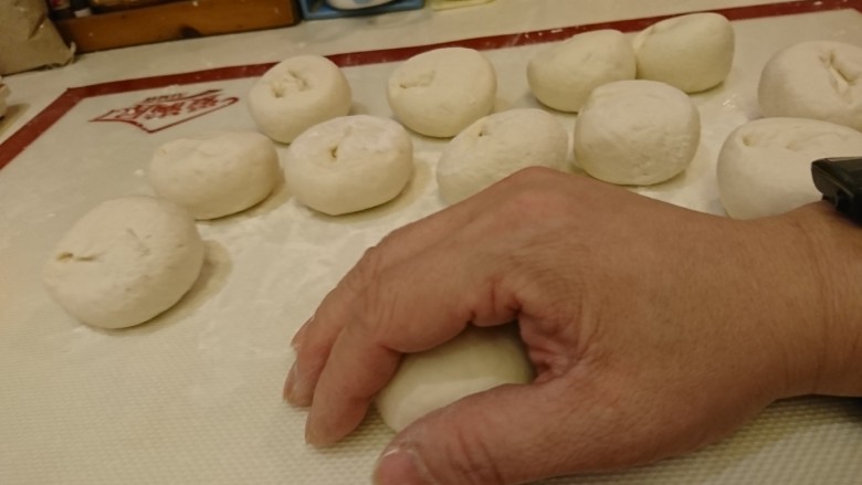 最爱面包+米製小面包,手掌包住滾圓面團。