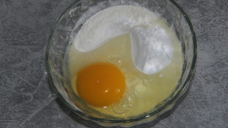土豆丝胡萝卜饼,把鸡蛋打入面粉中