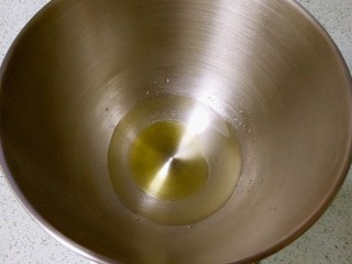 最爱面包+黄油小餐包,先把液体材料（清水、蜂蜜）倒入厨师机搅拌缸。清水不要全部倒进去，留10毫升清水在和面时酌情添加。