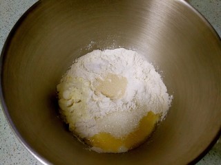 最爱面包+黄油小餐包,把除黄油外的固体材料倒入搅拌缸，注意酵母先不要碰到糖和盐。