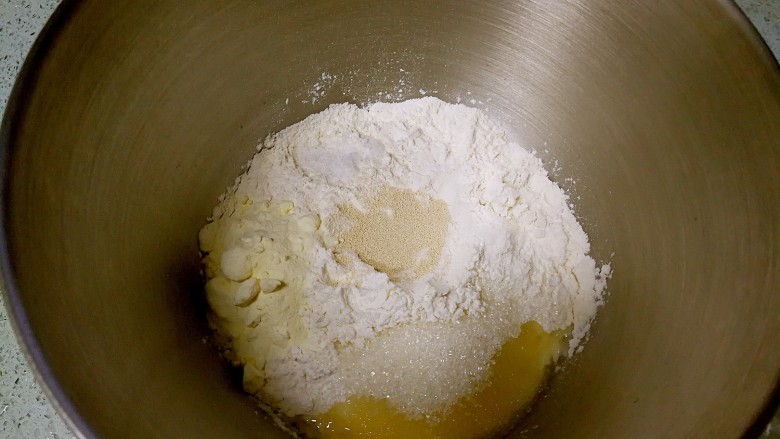 最爱面包+黄油小餐包,把除黄油外的固体材料倒入搅拌缸，注意酵母先不要碰到糖和盐。