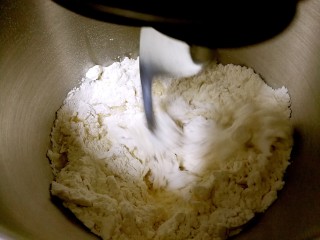 最爱面包+黄油小餐包,启动厨师机一档慢速混合材料，基本无干粉时开三档揉面。视面团湿度酌情添加预留的清水。