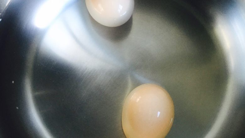 #懒人料理#溏心蛋,锅里加水没过鸡蛋