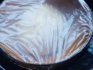 #最爱包子#超大粉丝榨菜肉包子,改上保鲜膜，锅里面放温水，把面团盆放入温水里面发酵！