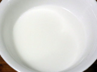 养生家常面,取1小碗，放入1茶匙生粉，加入小半碗水调成芡汁备用