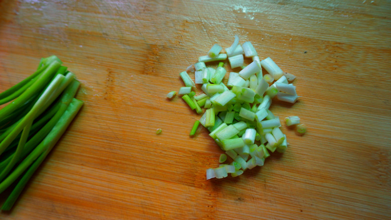 香肠土豆焖饭,葱白切小段备用