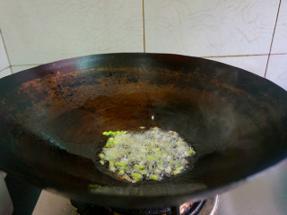 香肠土豆焖饭,炒锅里上入少许油，放入葱白段爆香