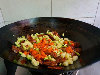 香肠土豆焖饭,再放入土豆蒜薹和胡萝卜小粒儿炒一会儿
