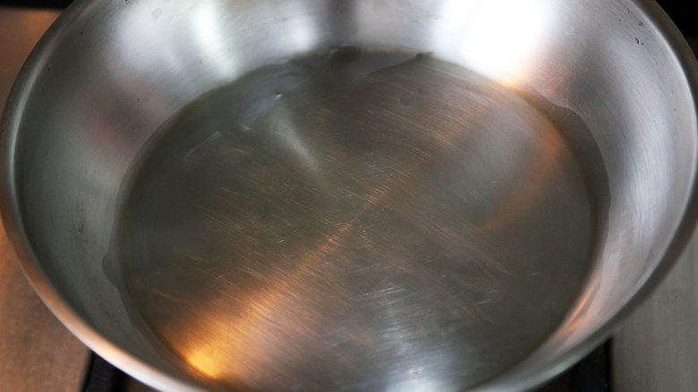 养生家常面,拌面配料制作：
中火将平底锅烧热，倒入半汤匙橄榄油
