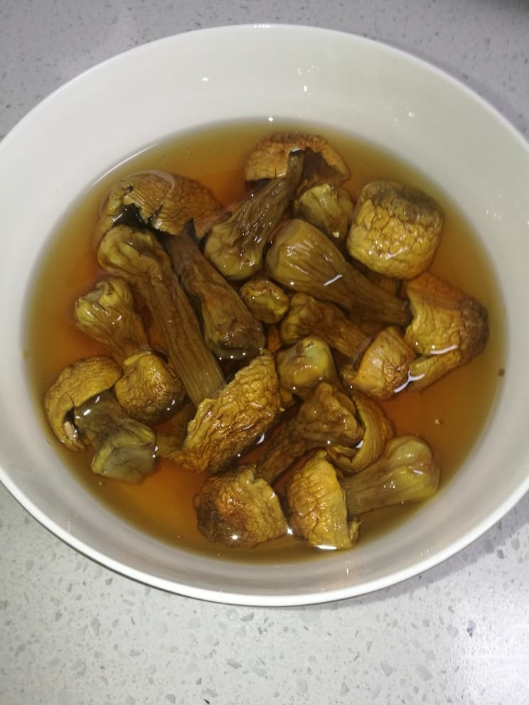 菜谱#菌王煲鸡汤#(创建于26/11~2017),浸泡并洗净的松茸。
