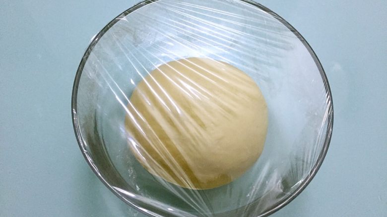 最爱面包+椰蓉酱面包,把面团揉圆，盖上保鲜膜放温暖处发酵2-2.5倍大