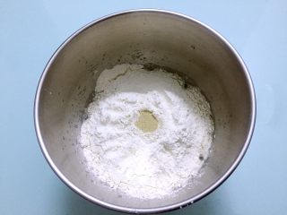 最爱面包+椰蓉酱面包,把材料除了黄油外，都放入和面桶，顺序为牛奶、鸡蛋、糖和盐对角放，然后放面粉，酵母放最上面