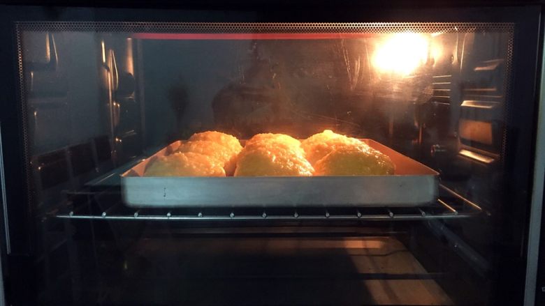最爱面包+椰蓉酱面包,放入预热好的烤箱，上火120度，下火150度，中层20分钟（上色满意加盖锡纸）